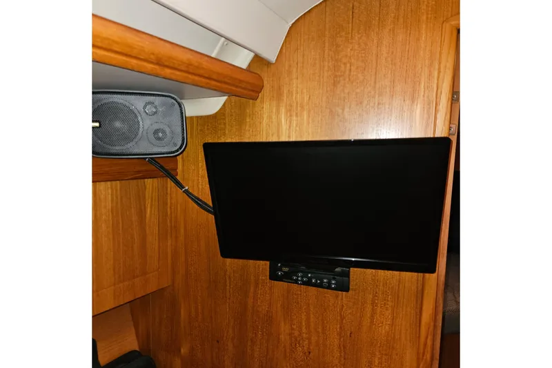 Slide: The Image of Wall-mounted TV and speaker in 2004 Hunter 386 boat interior. - 22
