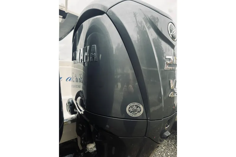 Slide: The Image of 2022 Robalo R272 Center Console with Yamaha 250 V6 outboard engine. - 16