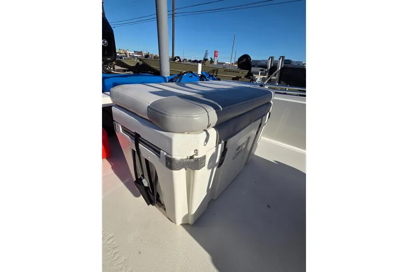 Slide: The Image of Cushioned cooler seat on 2018 Mako Pro Skiff 17 CC boat deck. - 7