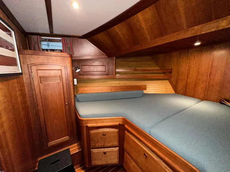 Slide: The Image of 2001 Sabre Sabreline 43 yacht cabin with wooden interior and blue bedding. - 31