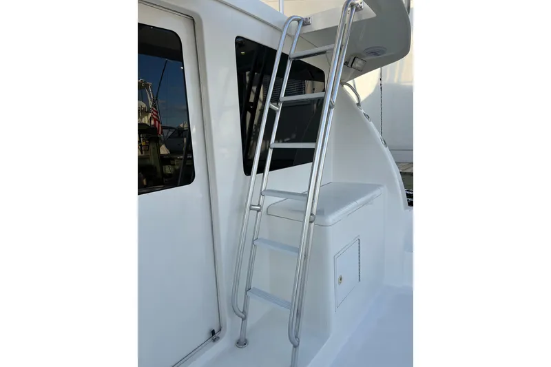 Slide: The Image of 2004 Henriques 35 Sportfisherman boat ladder and deck area. - 109