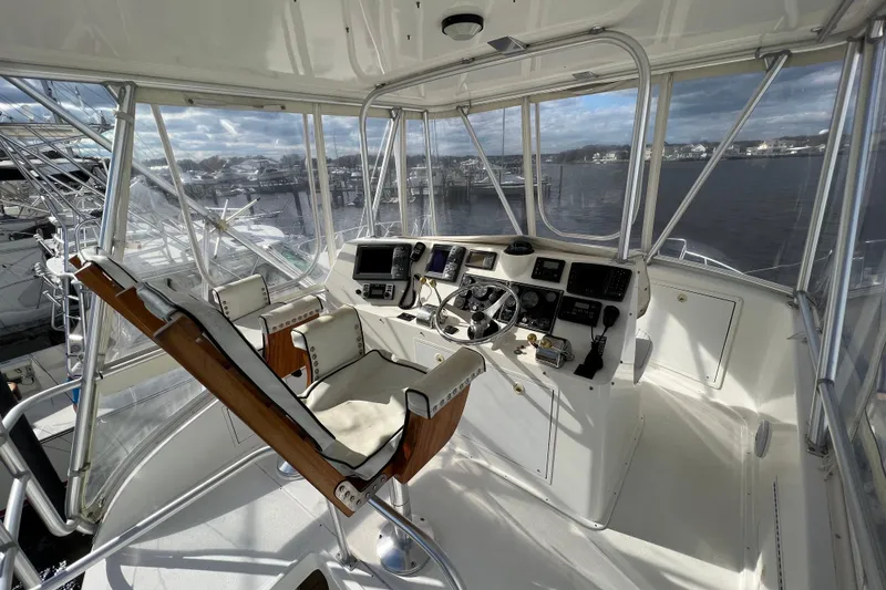 Slide: The Image of Helm of 2004 Henriques 35 Sportfisherman with panoramic view and navigation equipment. - 110