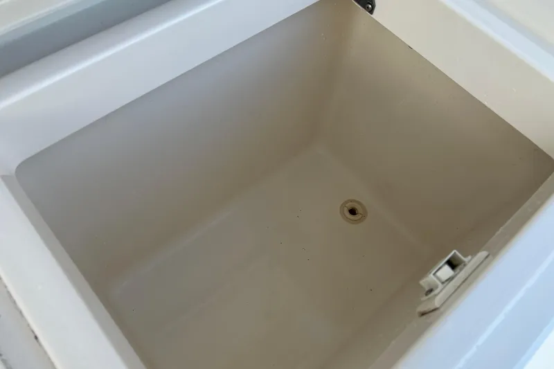 Slide: The Image of Empty storage compartment on 2004 Henriques 35 Sportfisherman boat. - 31