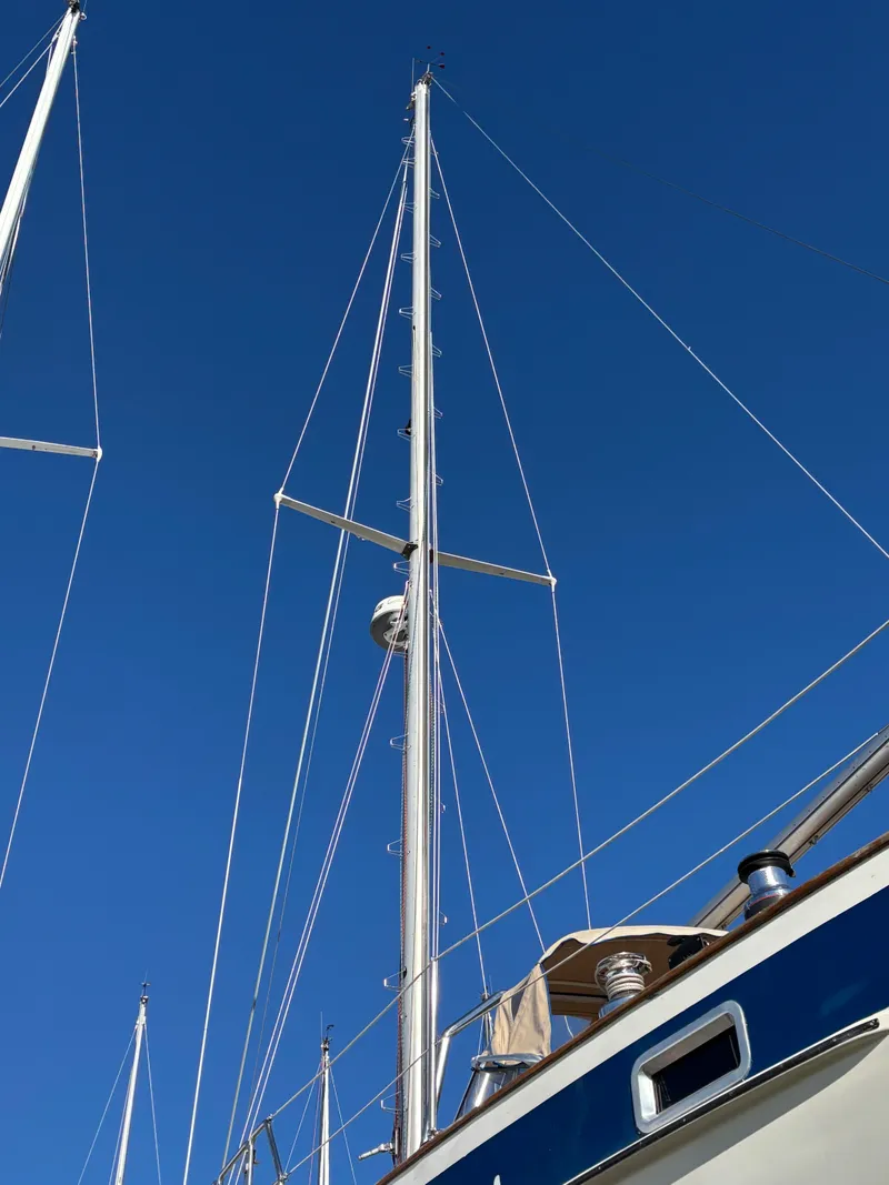 Slide: The Image of Mast of 1979 Hallberg-Rassy 38 sailboat against clear blue sky. - 22