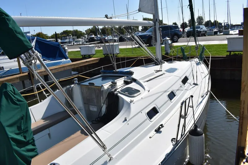 Slide: The Image of 1996 Beneteau Oceanis 321 sailboat docked at marina, sunny day, clear view of deck. - 11