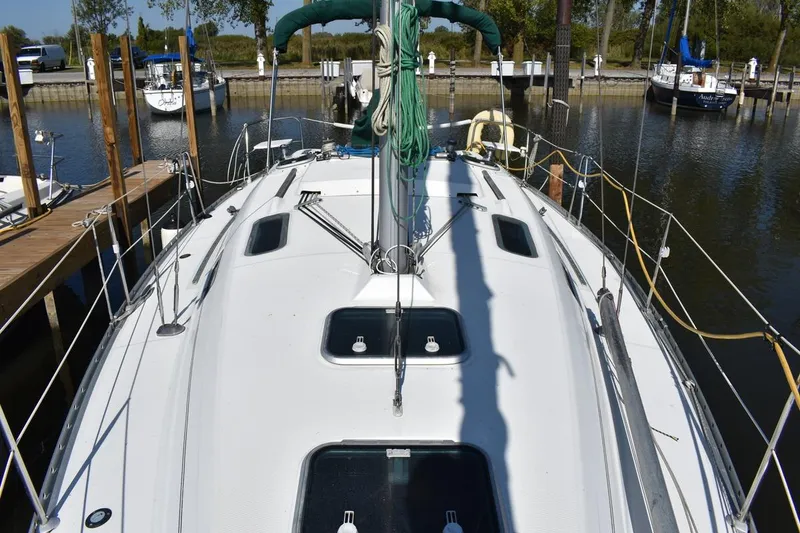 Slide: The Image of 1996 Beneteau Oceanis 321 sailboat docked at a marina, view of the deck and rigging. - 23