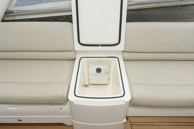 Slide: The Image of Seating area on a 2007 Princess 75 Fly yacht. - 33