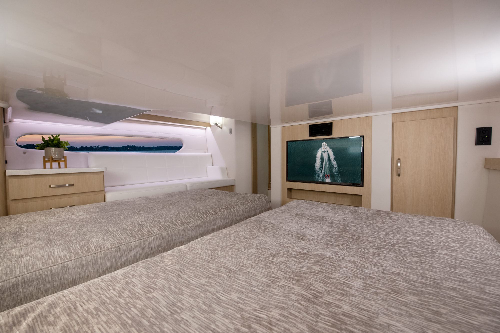 Slide: The Image of Regal 38 FXO 2026 - 21