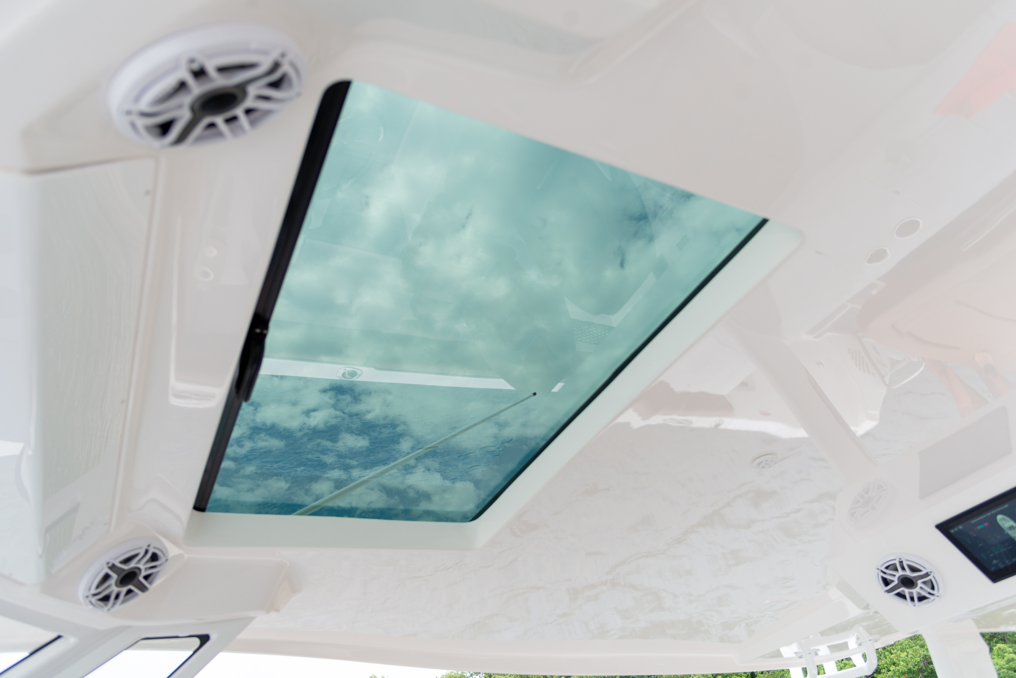Slide: The Image of Regal 38 Surf 2027 - 22