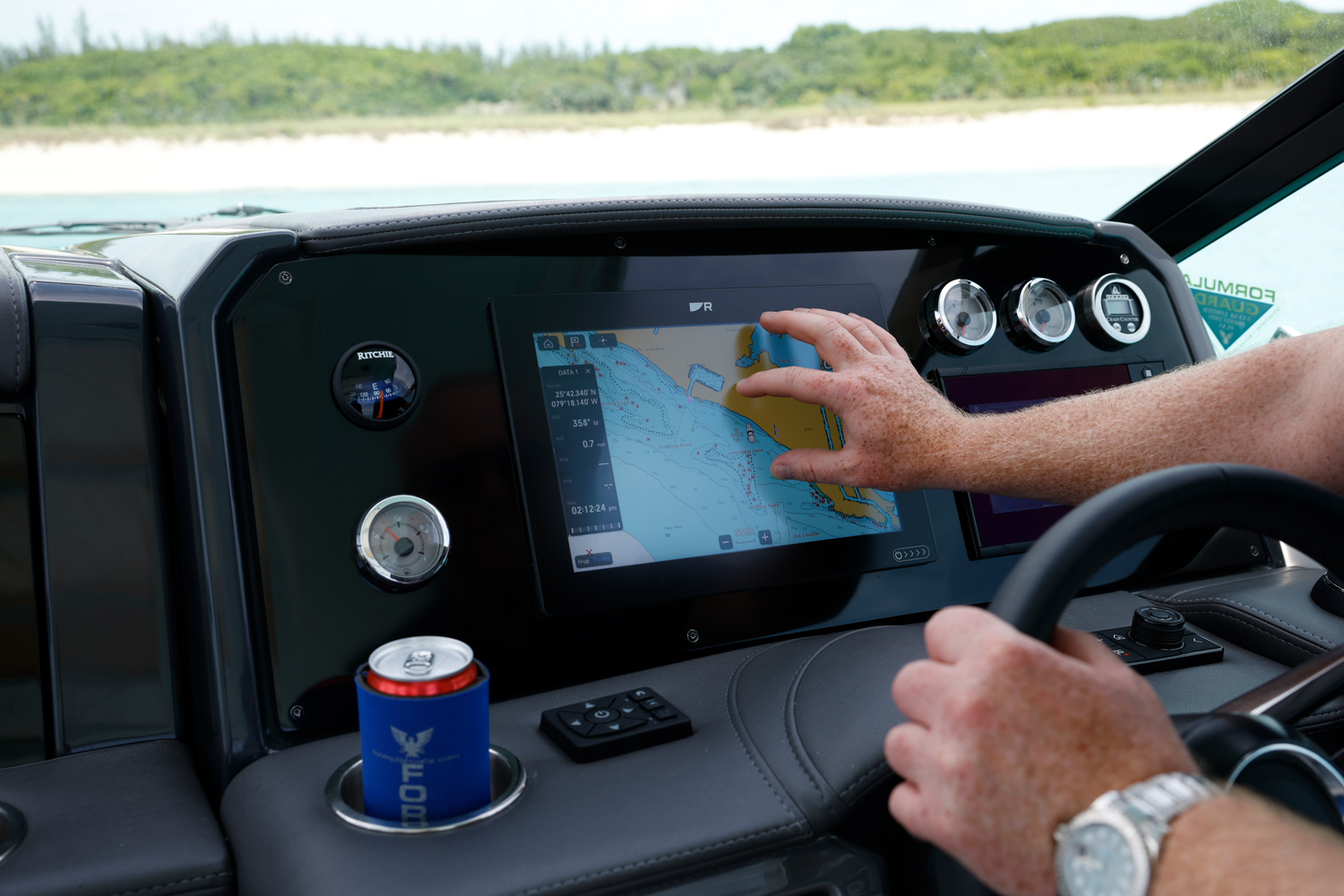 Slide: The Image of Formula 330 Crossover Bowrider 2026 - 10
