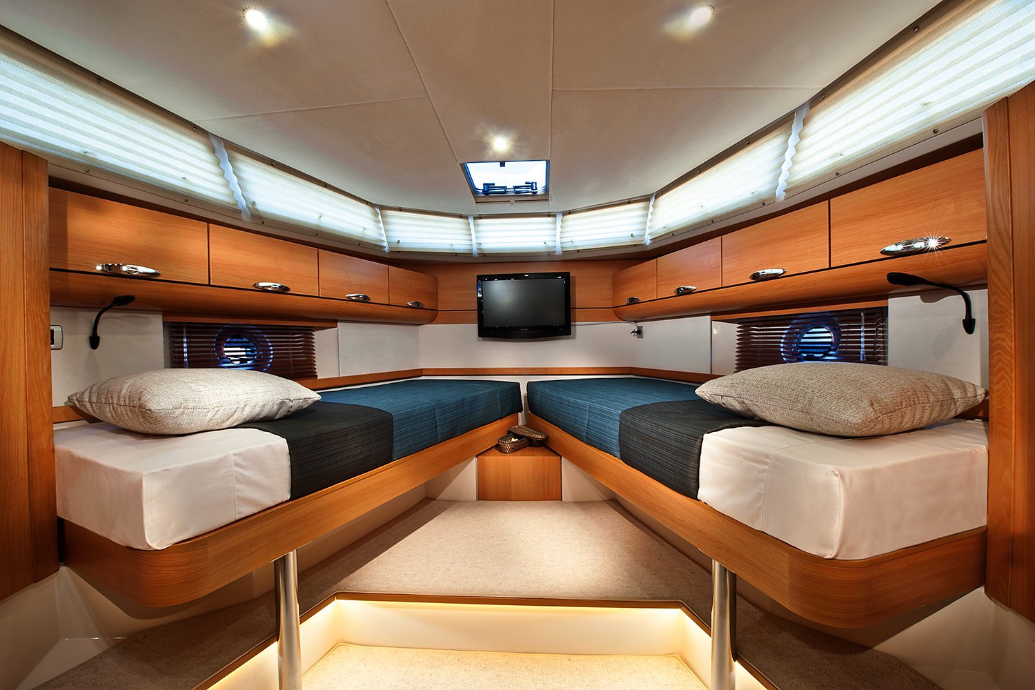 Slide: The Image of Greenline 40 Hybrid 2026 - 20