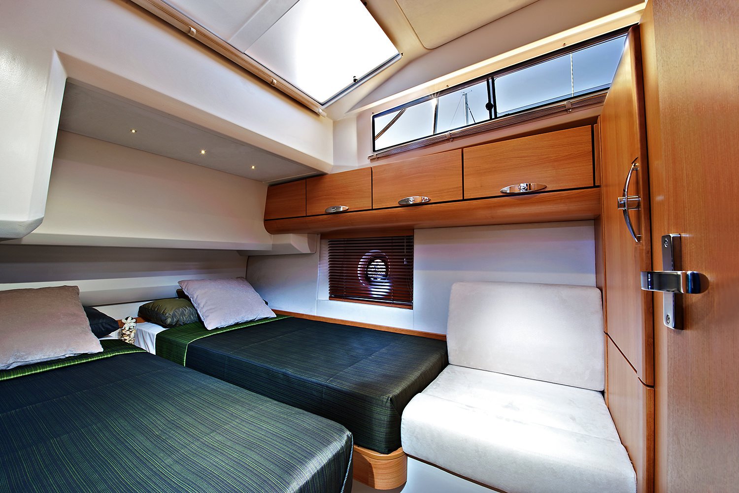 Slide: The Image of Greenline 40 Hybrid 2026 - 22
