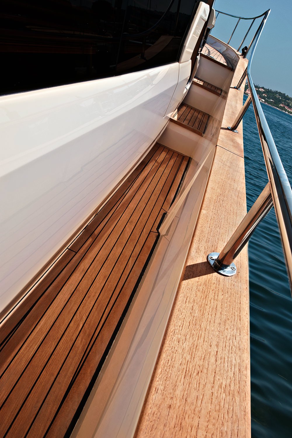 Slide: The Image of Greenline 40 Hybrid 2026 - 23