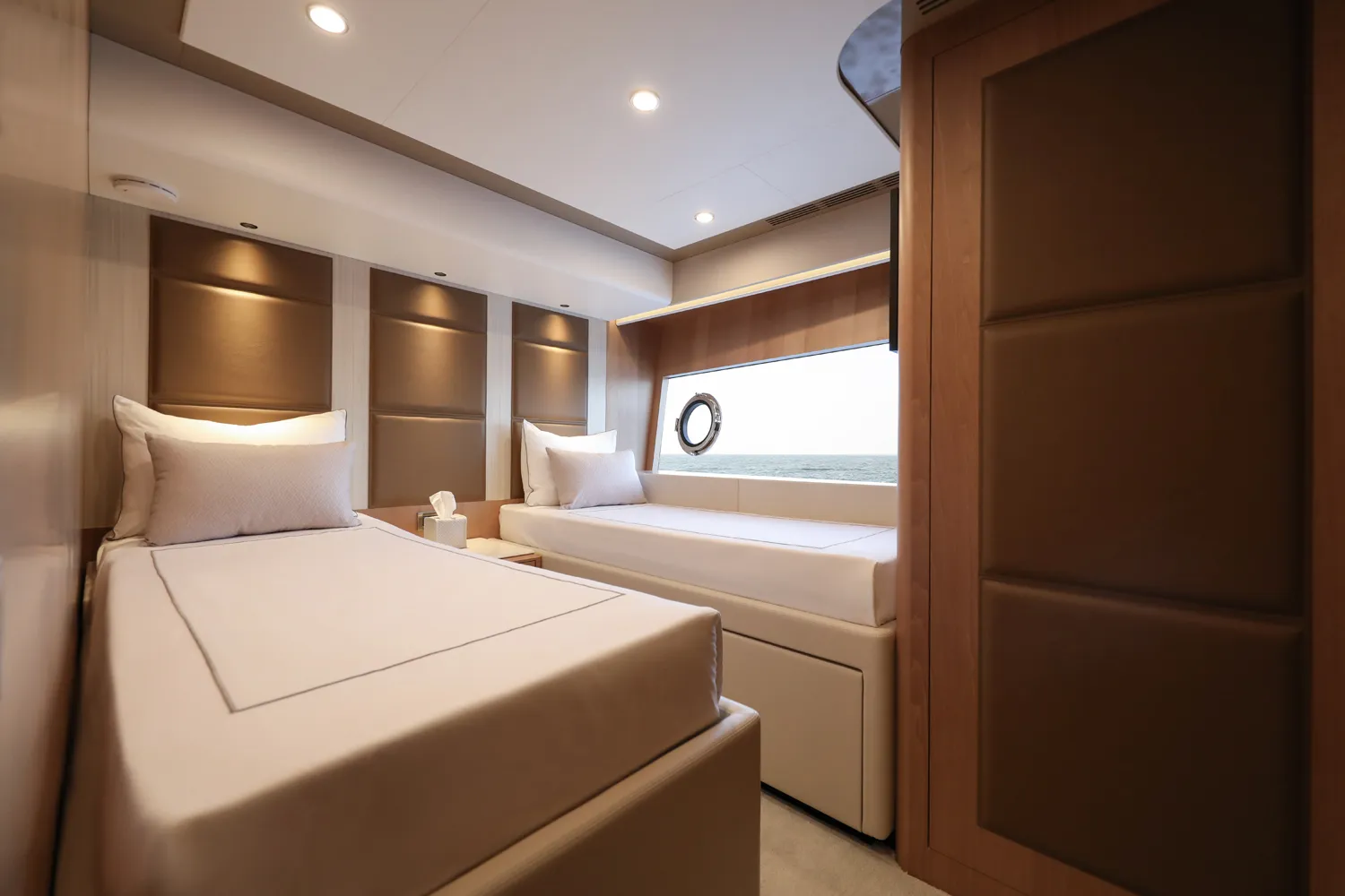 Slide: The Image of Ocean Alexander 28 Legend 2026 - 4