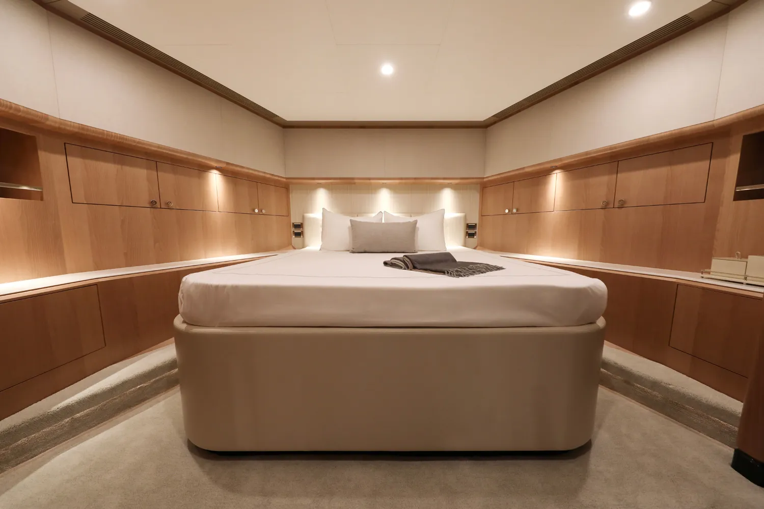 Slide: The Image of Ocean Alexander 28 Legend 2026 - 19