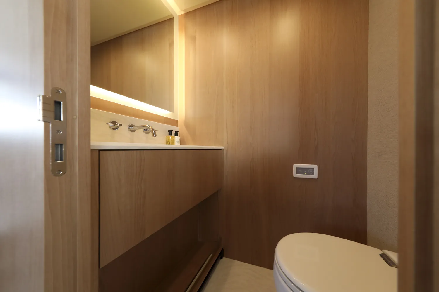 Slide: The Image of Ocean Alexander 28 Legend 2026 - 22
