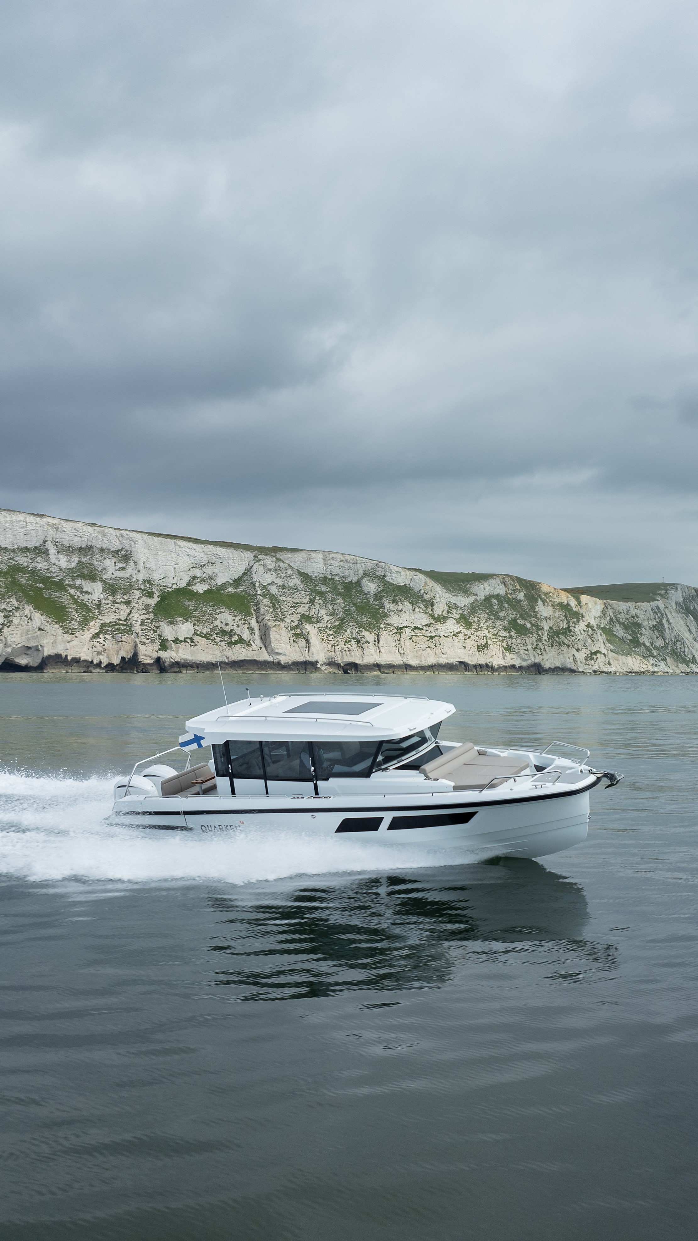 Slide: The Image of Quarken 35 Cabin Onyx Edition 2027 - 14