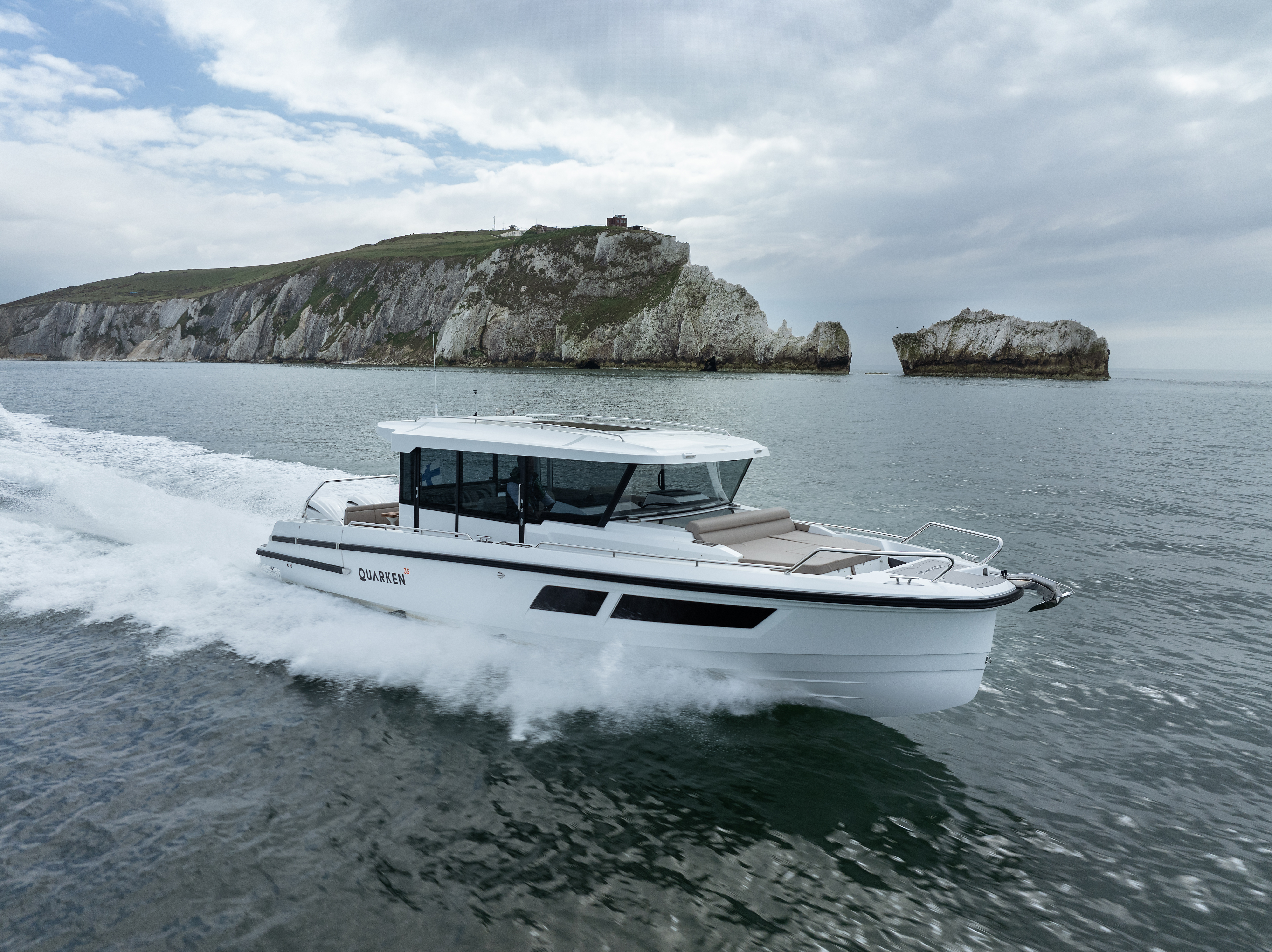 Slide: The Image of Quarken 35 Cabin Onyx Edition 2027 - 16