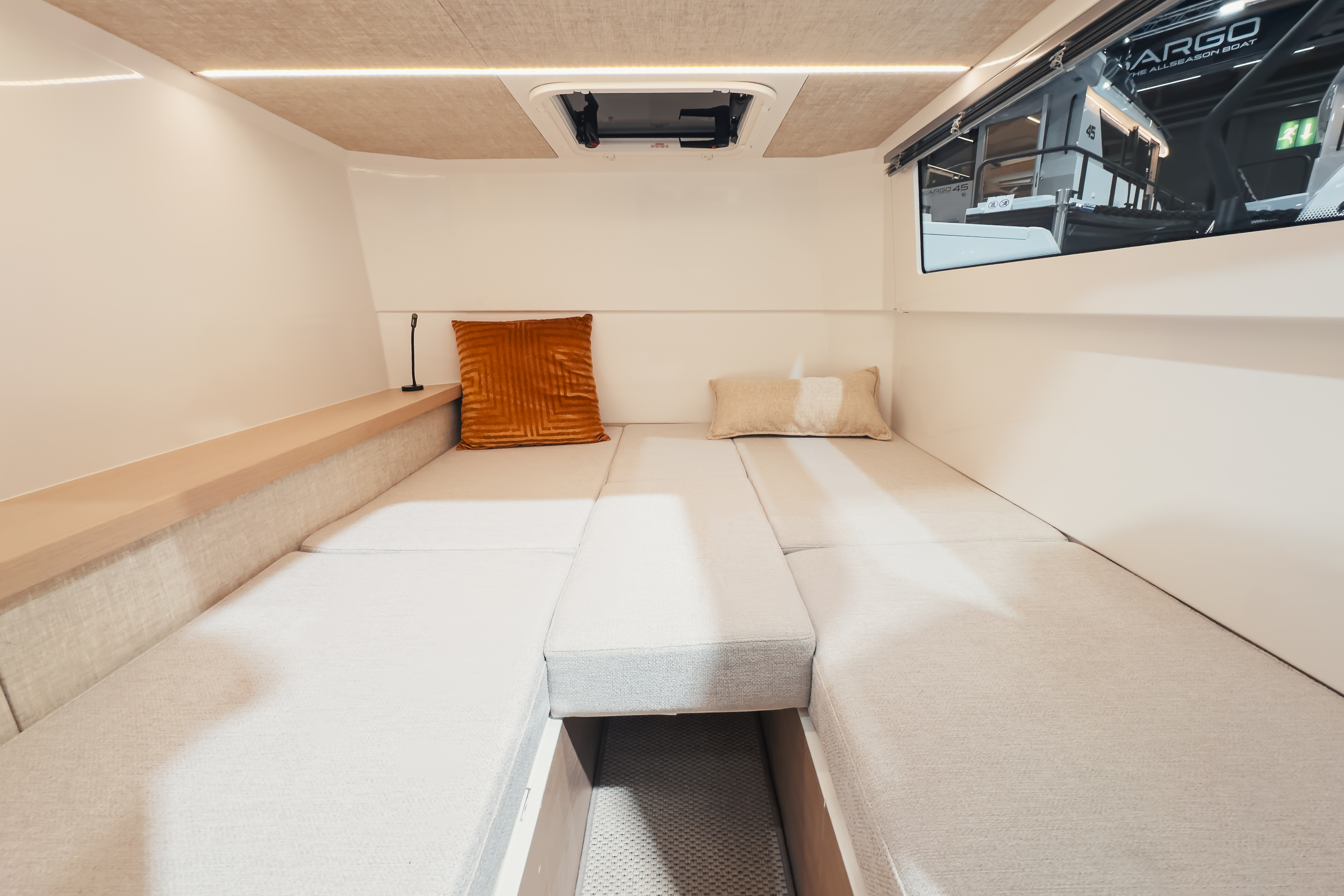 Slide: The Image of Quarken 35 Cabin Onyx Edition 2027 - 19