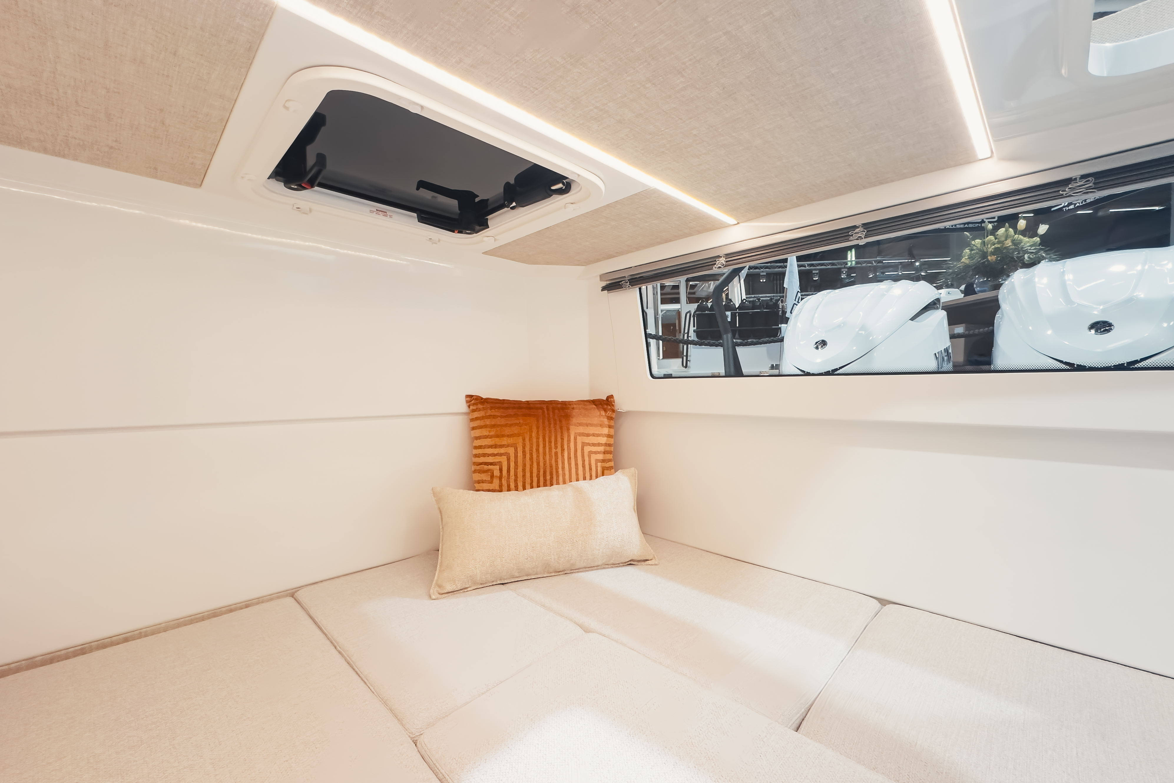 Slide: The Image of Quarken 35 Cabin Onyx Edition 2027 - 20