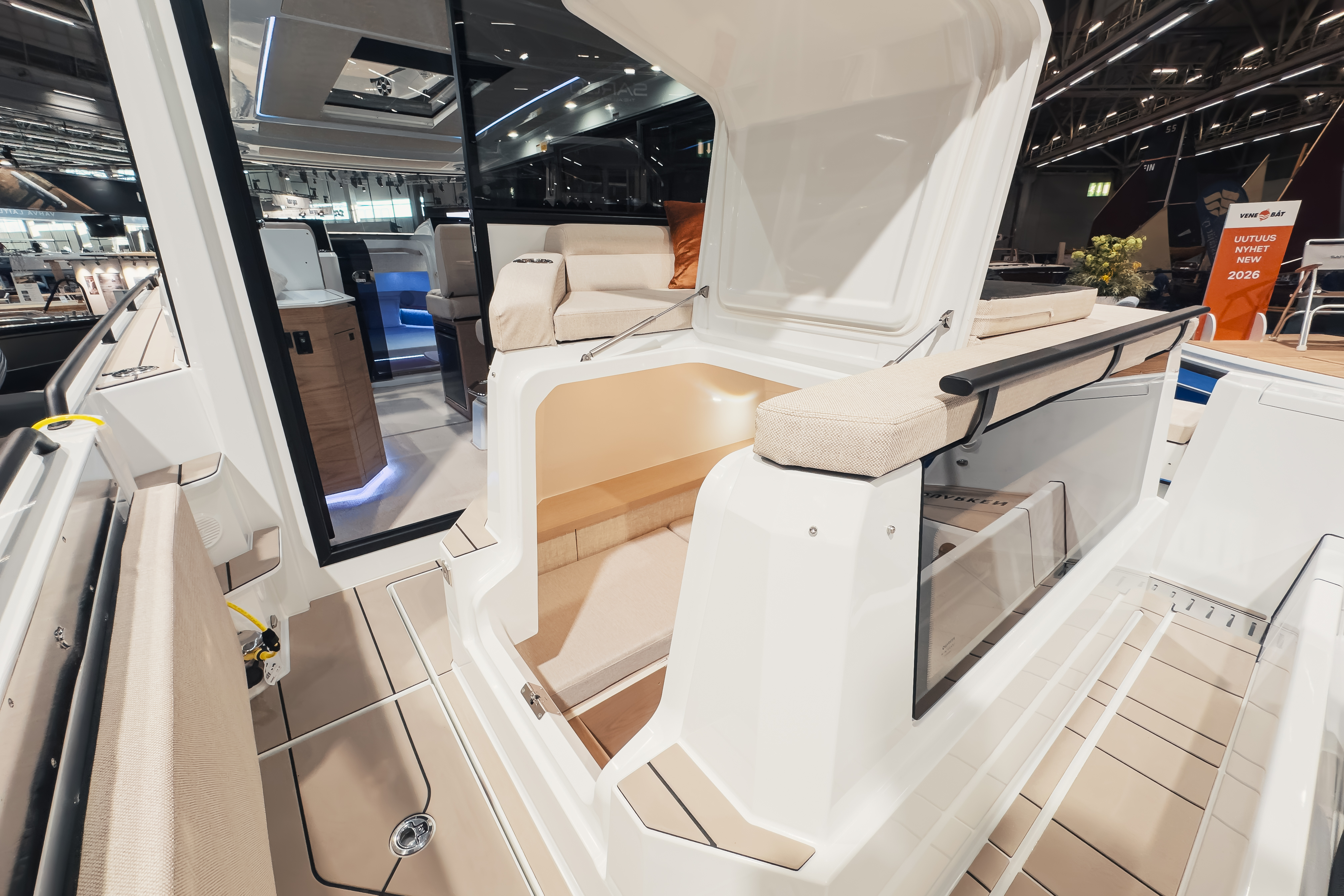 Slide: The Image of Quarken 35 Cabin Onyx Edition 2027 - 22