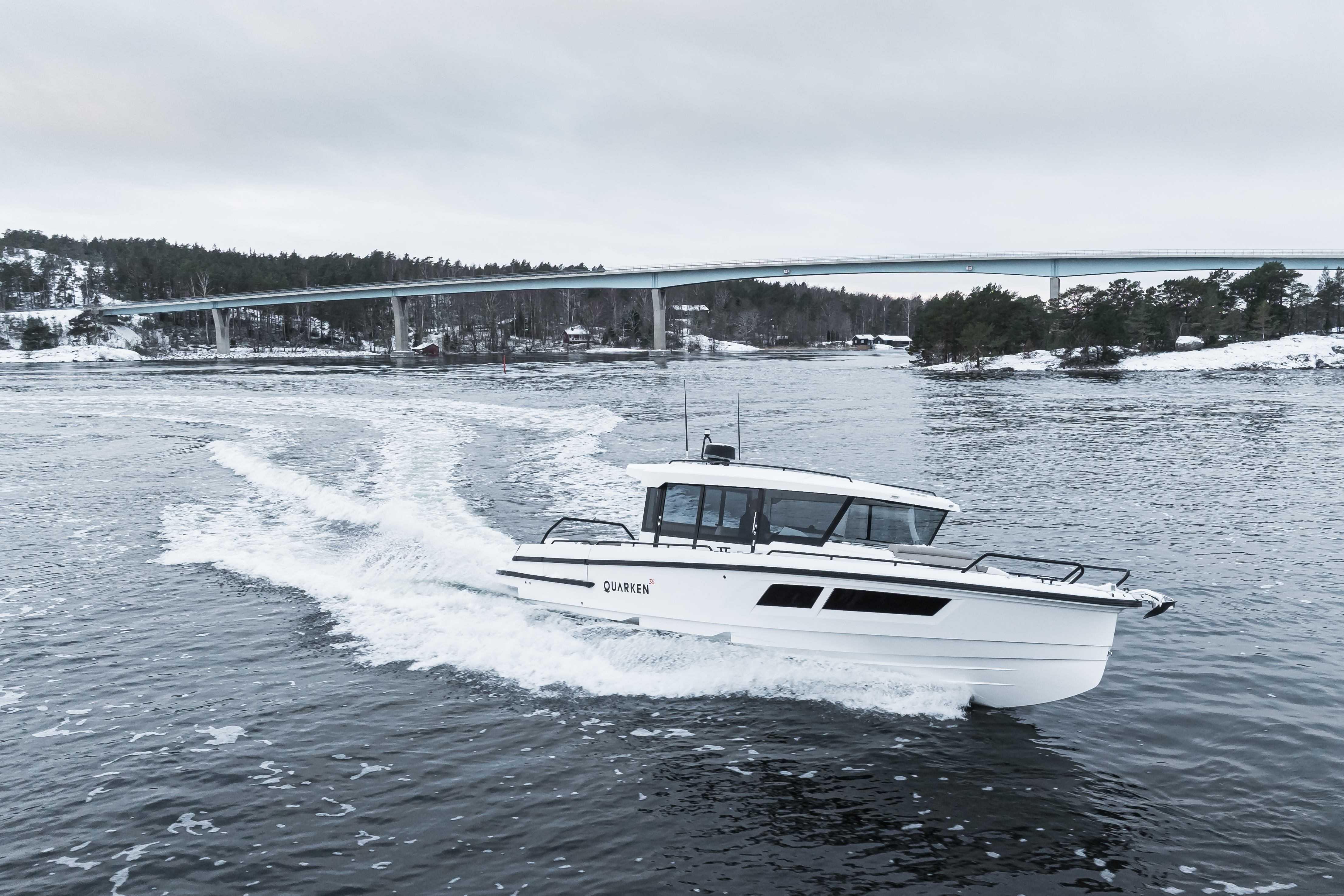 Slide: The Image of Quarken 35 Cabin Onyx Edition 2027 - 17