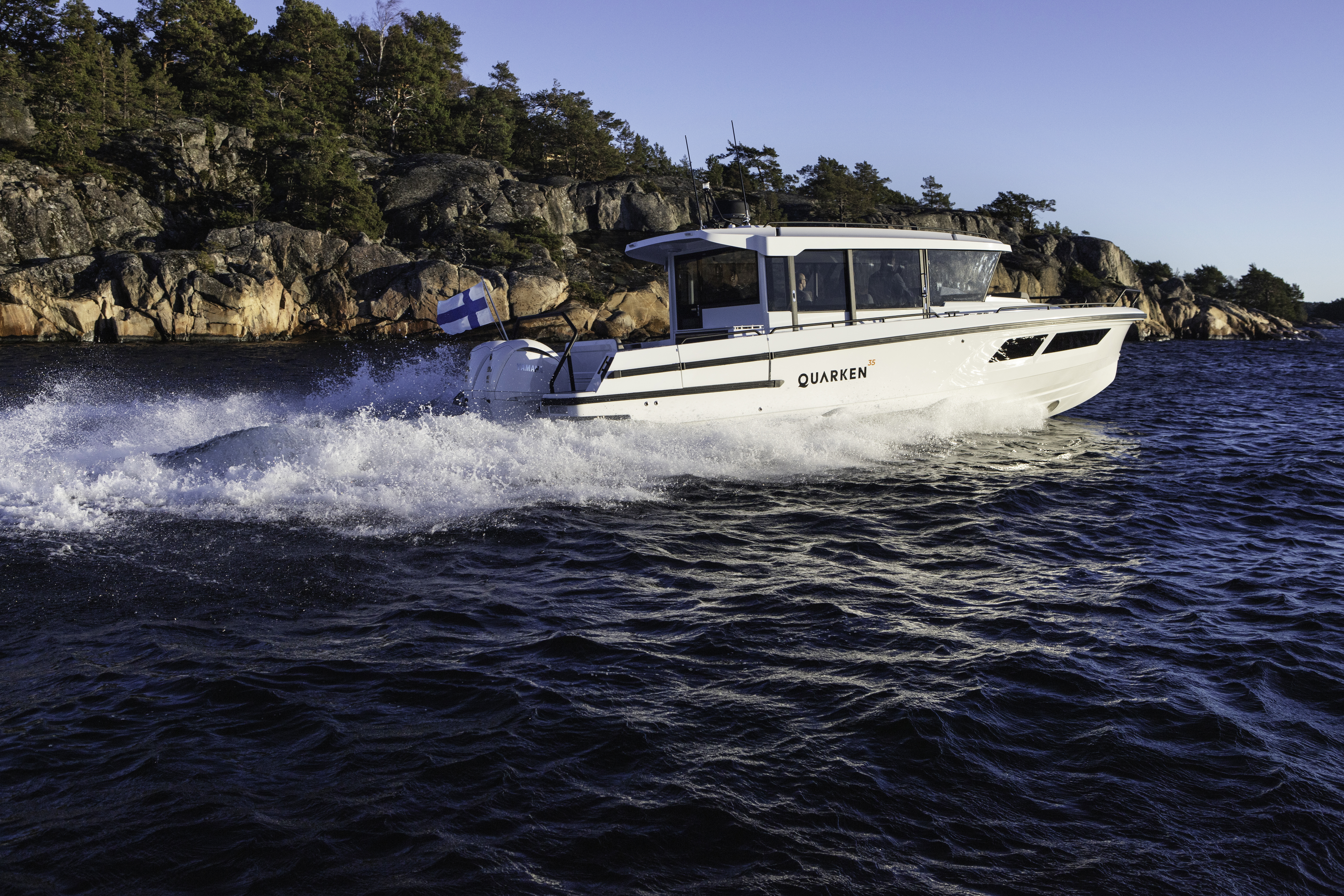 Slide: The Image of Quarken 35 Cabin Onyx Edition 2027 - 25